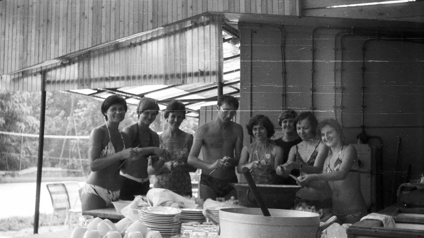 étkezés, csoportkép, nők, nyár, vidámság, férfi, edény, főzés, vájdling, fürdőruha
1984 