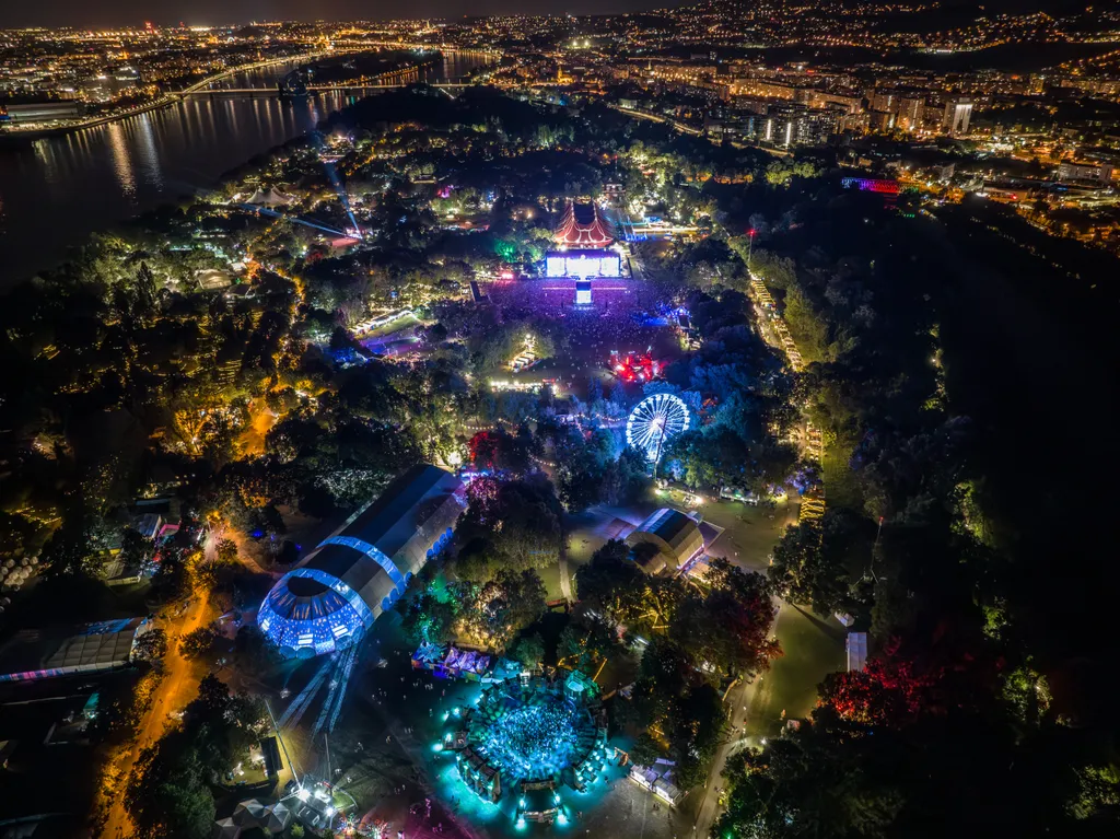 Sziget, fesztivál, zenei fesztivál, Európa egyik legnagyobb könnyűzenei és kulturális rendezvénye, minden év augusztusában rendeznek meg, Budapest, az Óbudai-sziget, első nap, 2023. 08. 10., 