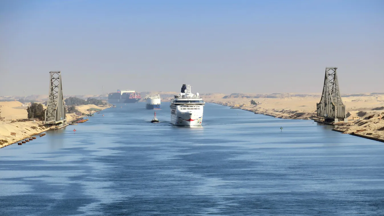 Szuezi-csatorna Cruise ship in the Suez Canal canal 