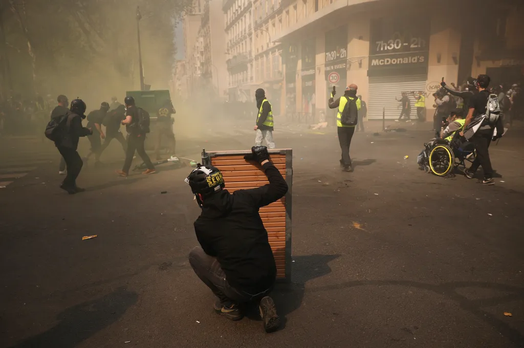 Párizs, 2019. április 20.
A francia kormány szociális és adópolitikája ellen tiltakozó sárgamellényesek párizsi tüntetése 2019. április 20-án. Ez a huszonharmadik egymás utáni szombat, amikor a sárgamellényesek utcára vonulnak Franciaországban.
MTI/EPA/Ju
