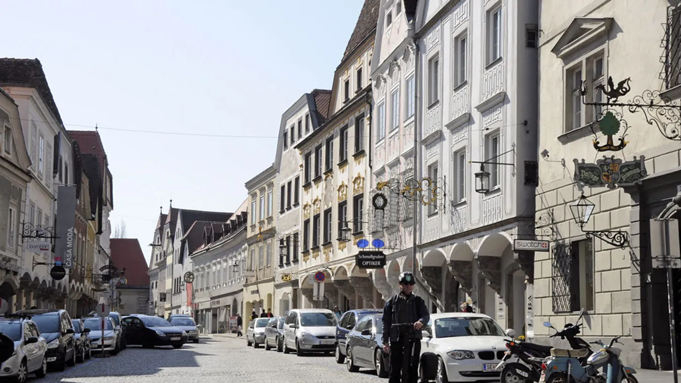 segway segítségével halad egy rendőr az ausztriai Steyrben 

