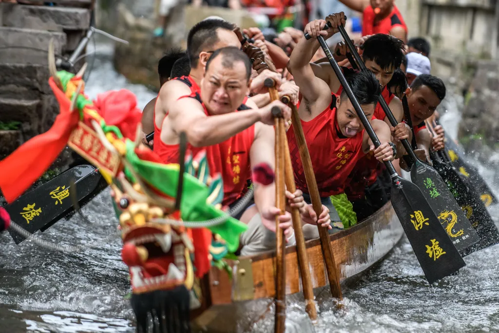 Sárkányhajó Kína Dragon boat drifting in Chinaâs Foshan festival 