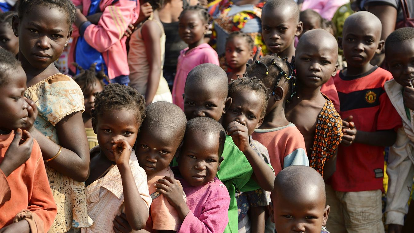 közép-afrikai köztársaság, menekült gyerekek az Mpoko repülőtéren Bangui közelében 