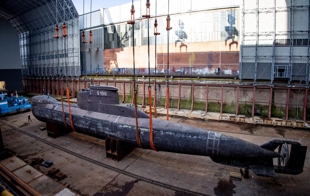 tengeralattjáró, átszállítás, múzeumba, 48 méter hosszú, U17-es típusú 206-os tengeralattjáró, németország, Kiel, 2023. 04. 02 