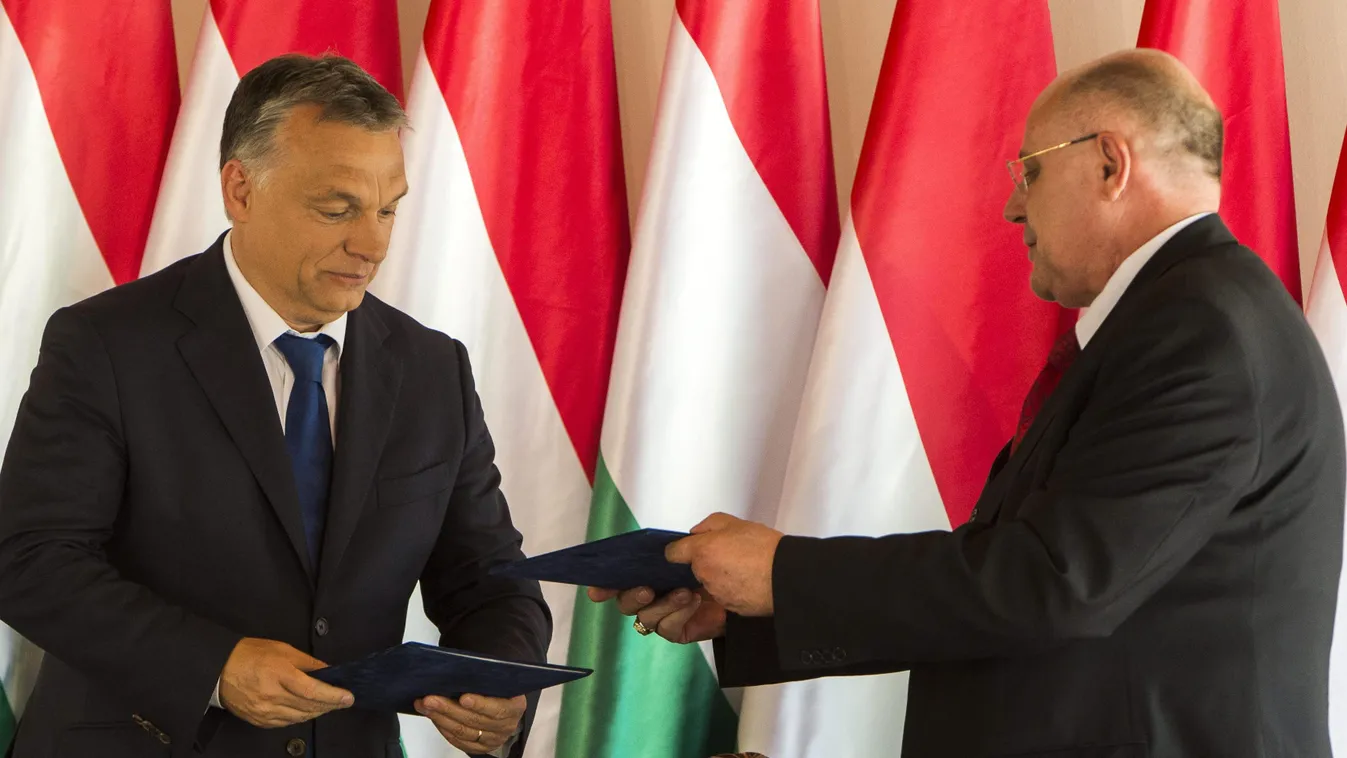 Orbán Viktor; T. Mészáros András Érd, 2015. július 3.
Orbán Viktor miniszterelnök (b) és T. Mészáros András, Érd fideszes polgármestere kicserélik a dokumentumokat az együttműködési megállapodás aláírása után Érden, a Magyar Földrajzi Múzeumban 2015. júli