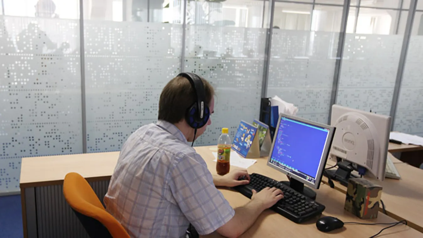 munkahelyi zenehallgatás, zenét hallgató alkalmazott a mail.ru ingyenes levelezőszolgáltató irodájában 2009. június 23-án 