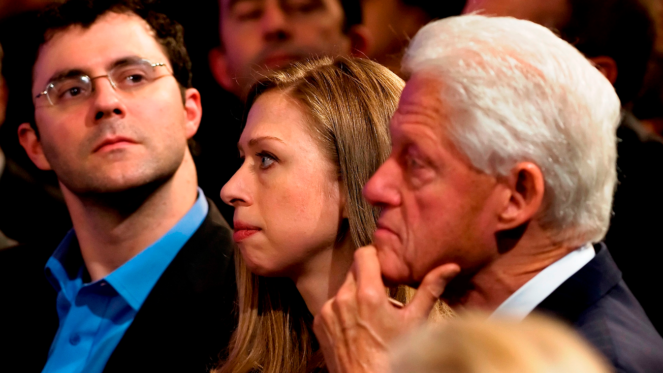 Marc Mezvinsky, looks at a video as he sits with his wife vice-chair Clinton Foundation Chelsea Clinton (C) and father -in-law former US President Bill Clinton during the 2014 Clinton Global Initiative annual meeting in New York September 24, 2014. AFP PH