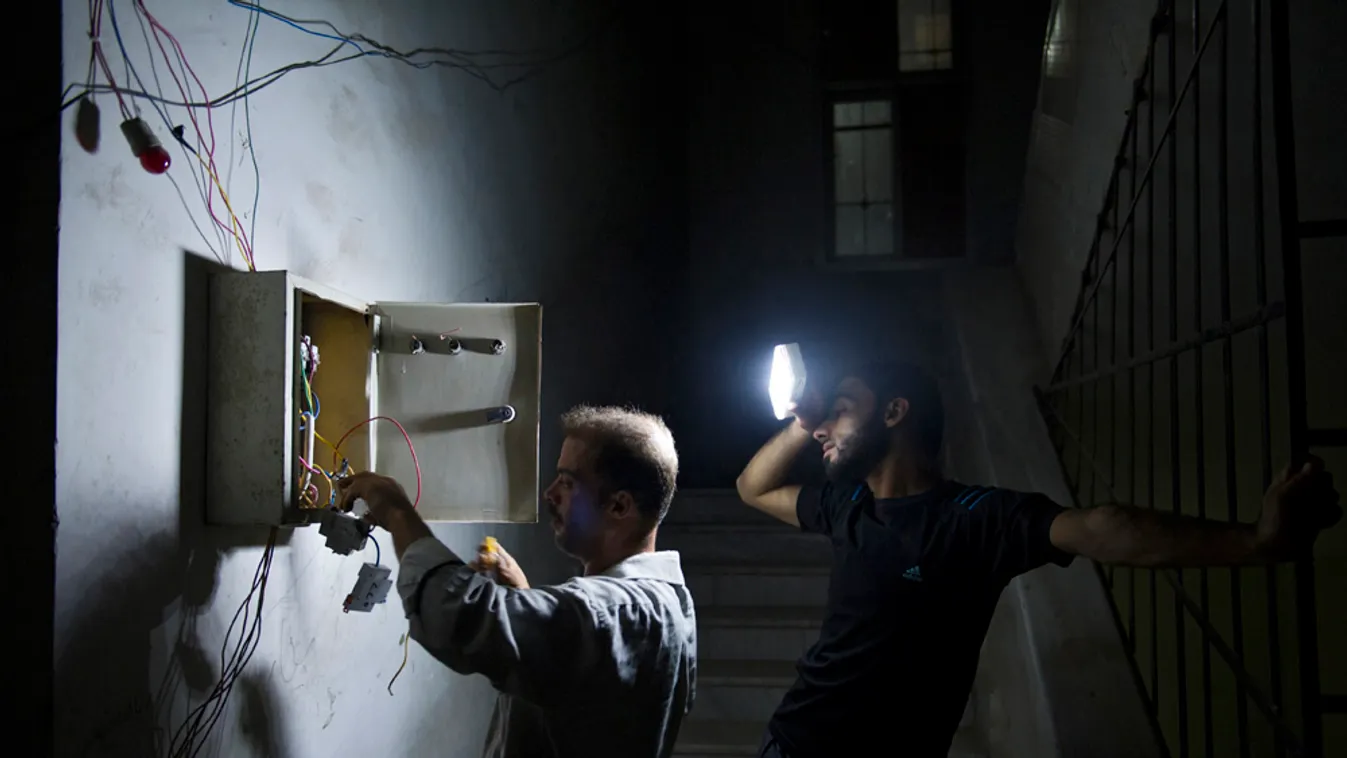 Áramszünet, hajnali 2 óra. Egy villanyszerelő és egy segítő próbálja megtalálni az áramszünet okát a Szabad Szíriai Hadsereg (Free Syrian Army, FSA) központjában Stanislav Krupar 