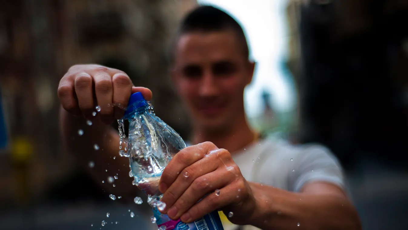 hőség ásványvíz ÉLELMISZER férfi palack SZEMÉLY TÁRGY Budapest, 2012. augusztus 21.
Egy üveg ásványvizet bont ki egy férfi 2012. augusztus 21-én. A tartós hőség miatt az egész ország területére másodfokú figyelmeztetést adott ki az Országos Meteoroló 