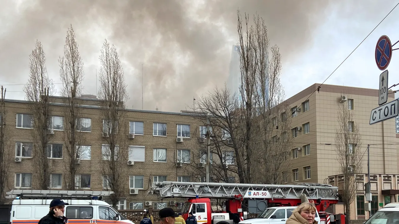Rosztov-na-Donu, 2023. március 16.
Füst tör a magasba az orosz Szövetségi Biztonsági Szolgálat, az FSZB helyi központjának közelében, Rosztov-na-Donuban 2023. március 16-án. Sajtóhírek szerint egy garázsokat és raktárakat tartalmazó épület gyulladt ki az 