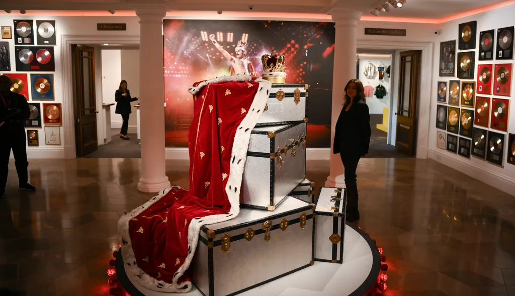 Freddie Mercury, aukció, emléktárgy, árverezés, személyes tárgyak, használati tárgyak, zongora, telefon, fésű, 2023. 09. 6-11., London, anglia 