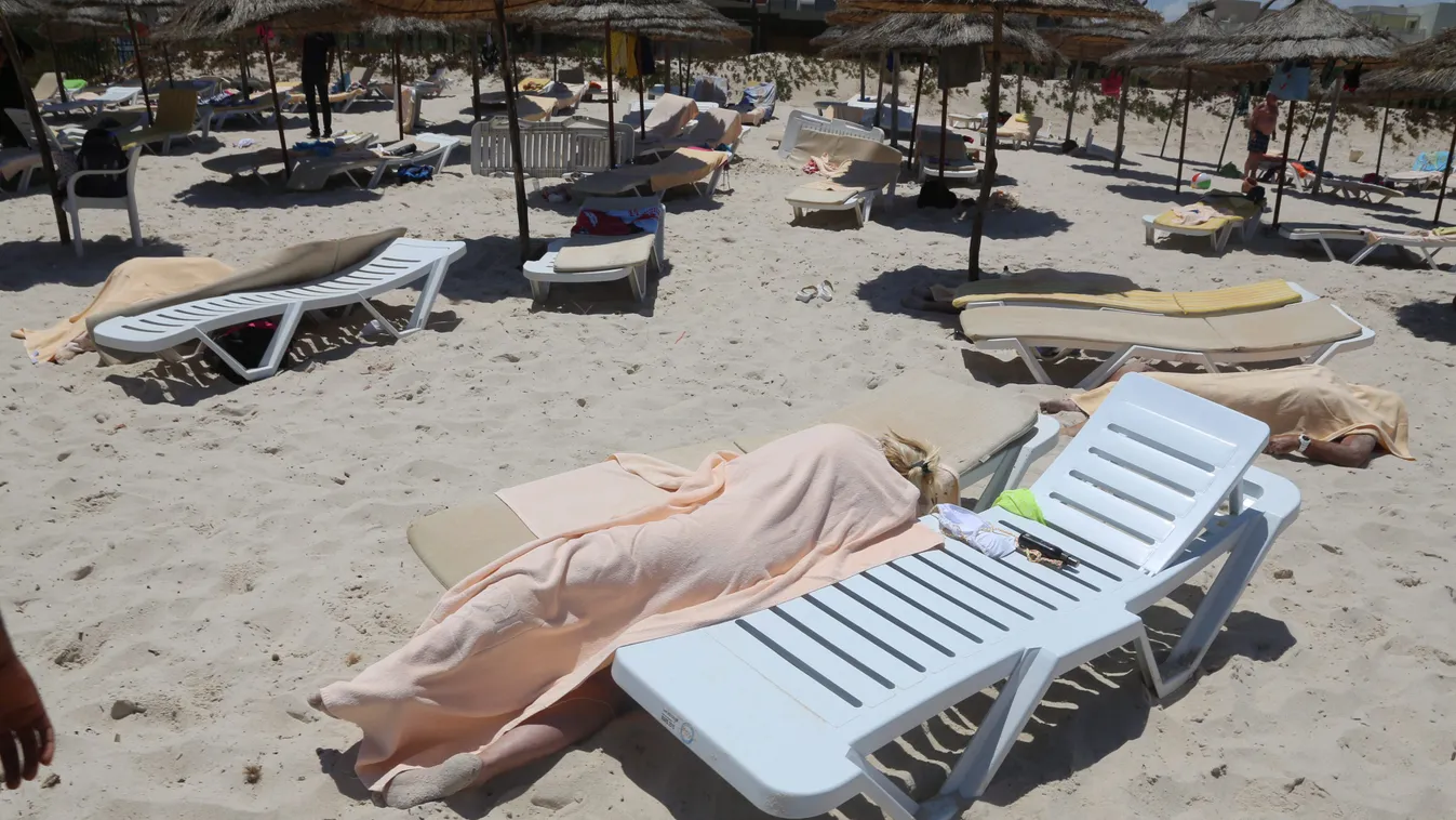 Szúsza, 2015. június 27.
Letakart holttestek hevernek egy tengerparti strandon a tunéziai Szúszában 2015. június 26-án, miután egy ismeretlen fegyveres egy napernyő alól előhúzott Kalasnyikov gépkarabéllyal tüzet nyitott a fövenyen pihenő turistákra. A pa