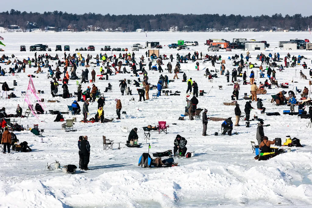 Több mint 10.000 ember vett részt a világ legnagyobb jéghalász versenyén, galéria, 2022 