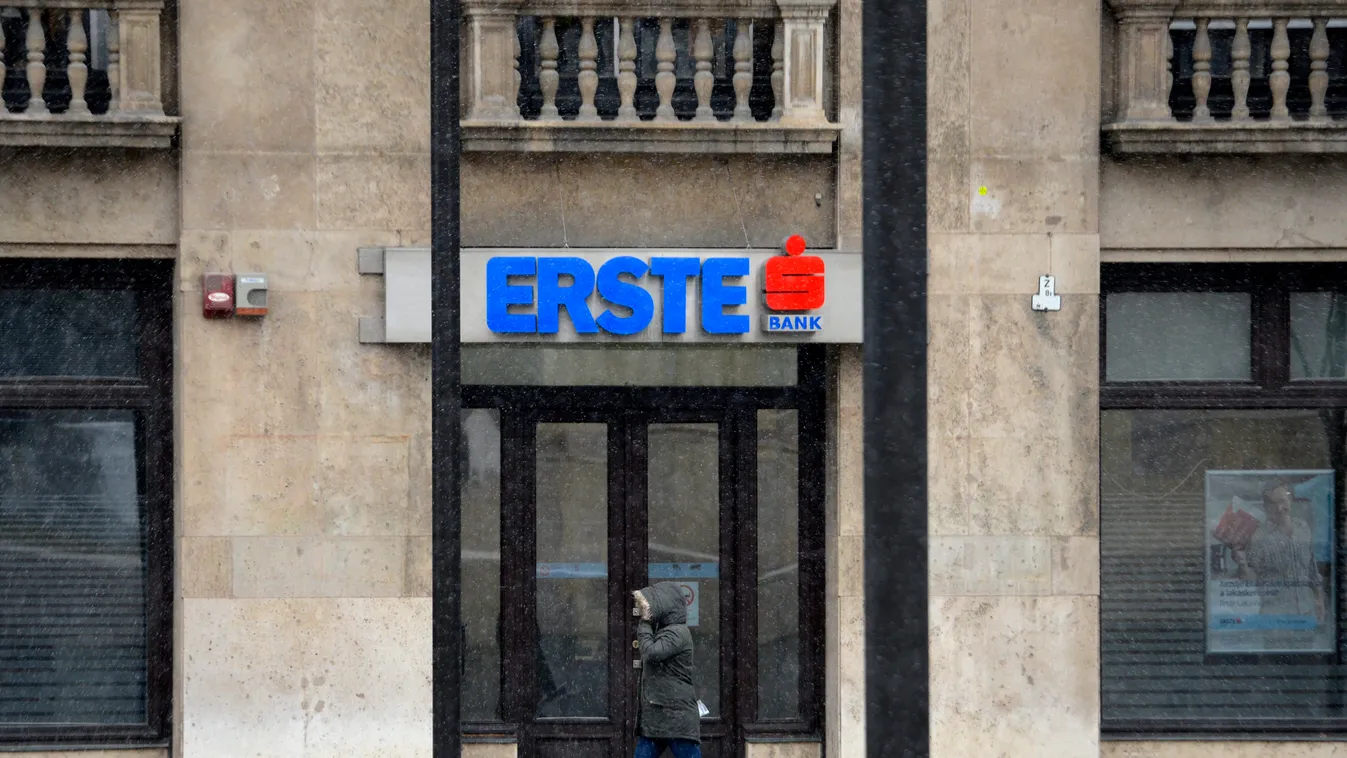 bankfiók bejárat embléma ÉPÜLET felirat FOTÓ ÁLTALÁNOS járókelő SZEMÉLY SZIMBÓLUM Budapest, 2015. február 9.
Az Erste Bank emblémája Budapesten, a pénzintézet Kossuth Lajos téri fiókjánál 2015. február 9-én. Tőkeemeléssel 15-15 százalékos tulajdonrészt sz