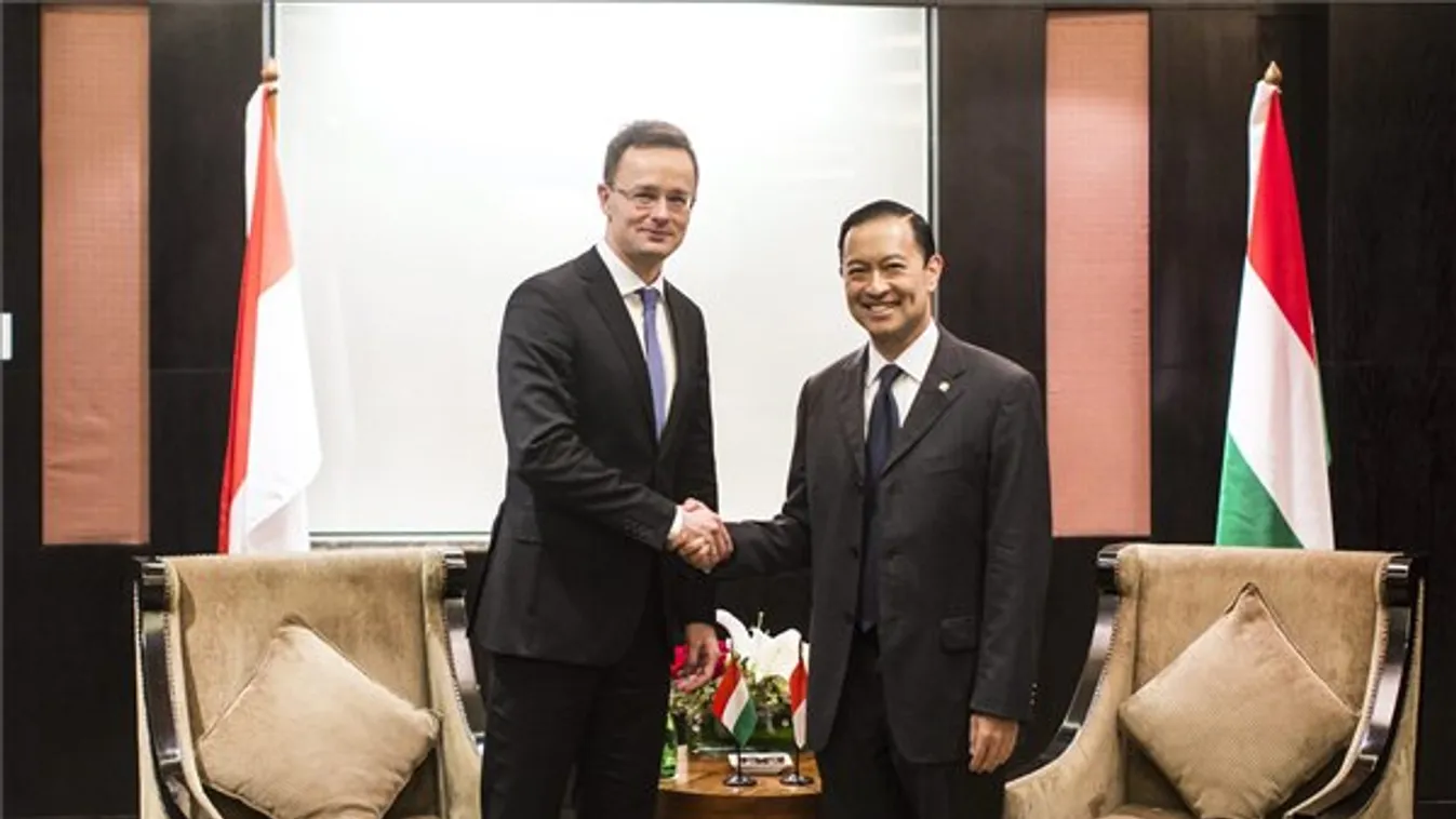 Jakarta, 2016. február 1. A Miniszterelnöki Sajtóiroda által közreadott képen Szijjártó Péter külgazdasági és külügyminiszter (b) és Thomas Lembong indonéz kereskedelmi miniszter kezet fog megbeszélésük előtt Jakartában 2016. február 1-jén. MTI Fotó: Mini