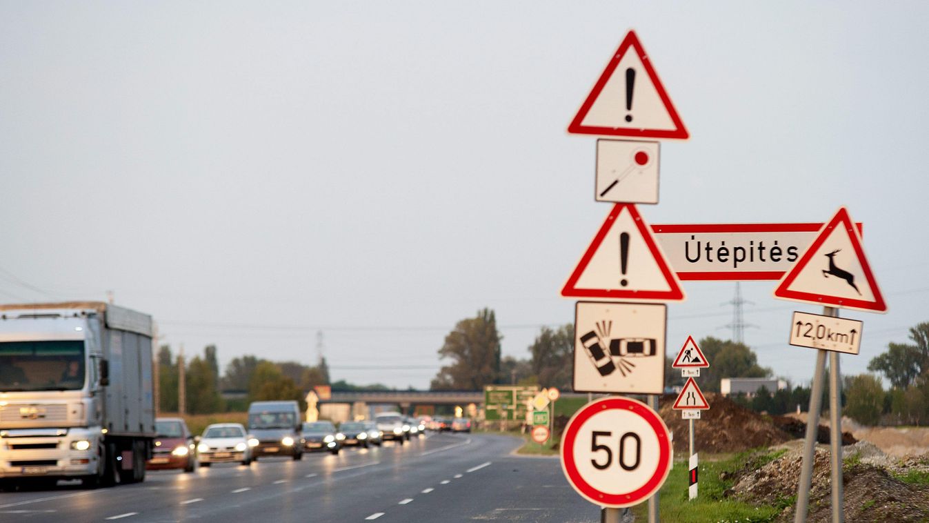 figyelmeztető tábla forgalom FOTÓ ÁLTALÁNOS KÖZLEKEDÉSI ESZKÖZ KÖZLEKEDÉSI LÉTESÍTMÉNY közlekedési tábla KRESZ tábla személyautó teherautó út Győr, kresz Az M85-ös  gyorsforgalmi út építésére figyelmeztető táblák Győr közelében 2014. szept 