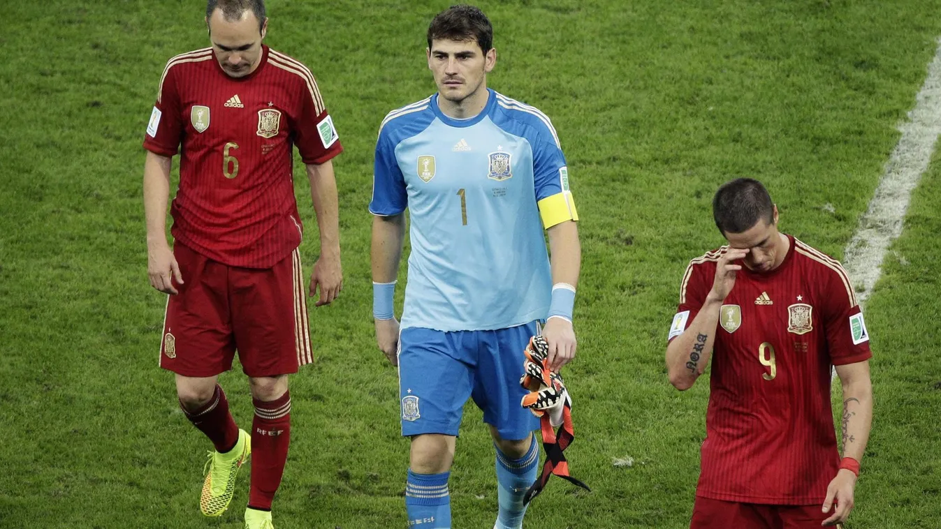 INIESTA, Andrés Rio de Janeiro, 2014. június 19.
A spanyol Andrés Iniesta és Iker Casillas kapus és Fernando Torres (b-j) lemegy a pályáról, miután a címvédő Spanyolország 2-0-ra kikapott Chilétől a brazíliai labdarúgó-világbajnokság B csoportjának másodi