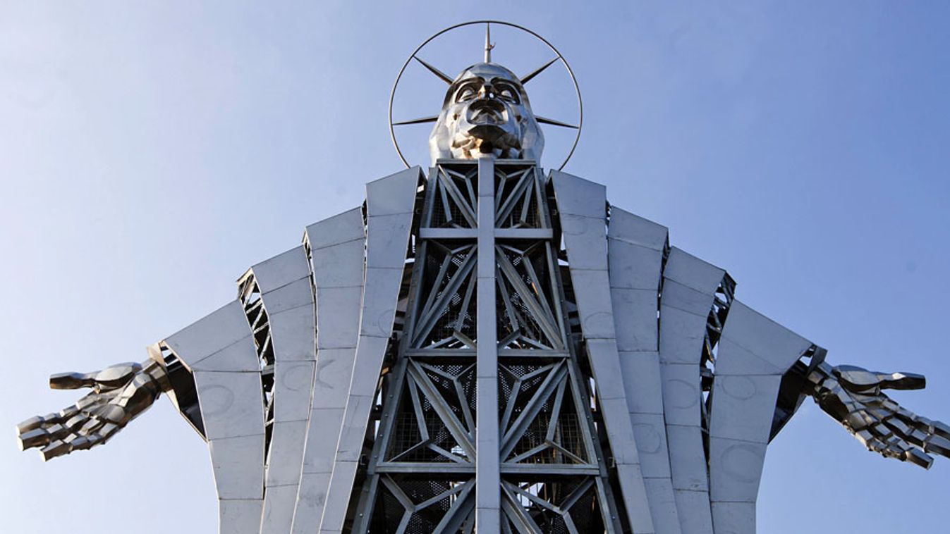 A csaknem huszonhárom méter magas Jézus Szíve-kilátó a székelyföldi Gordon-tetőn 2013. augusztus 14-én. Európa negyedik vagy ötödik legnagyobb ilyen alkotását Farkaslaka és Székelyszentlélek határában állították fel