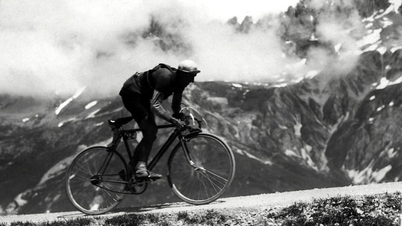 Federico Ezquerra spanyol versenyző teker a Galibier hágón az 1936-os versenyen, jubileumi Tour de France, 