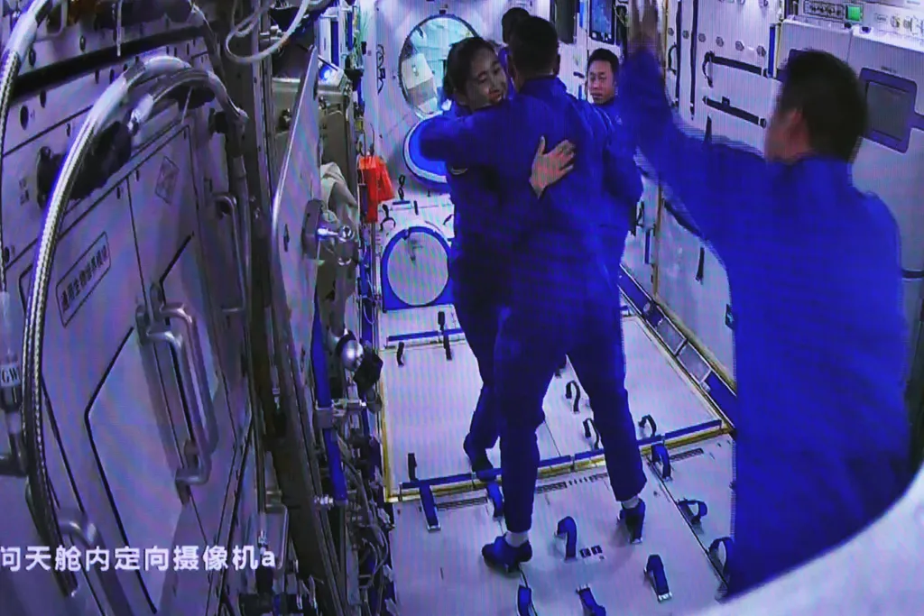 Shenzhou 15, Sencsou-15 űrhajó, 
 (EyesonSci)CHINA-TWO MISSIONS-SIX ASTRONAUTS-SPACE-GATHERING (CN) cn jt Horizontal 