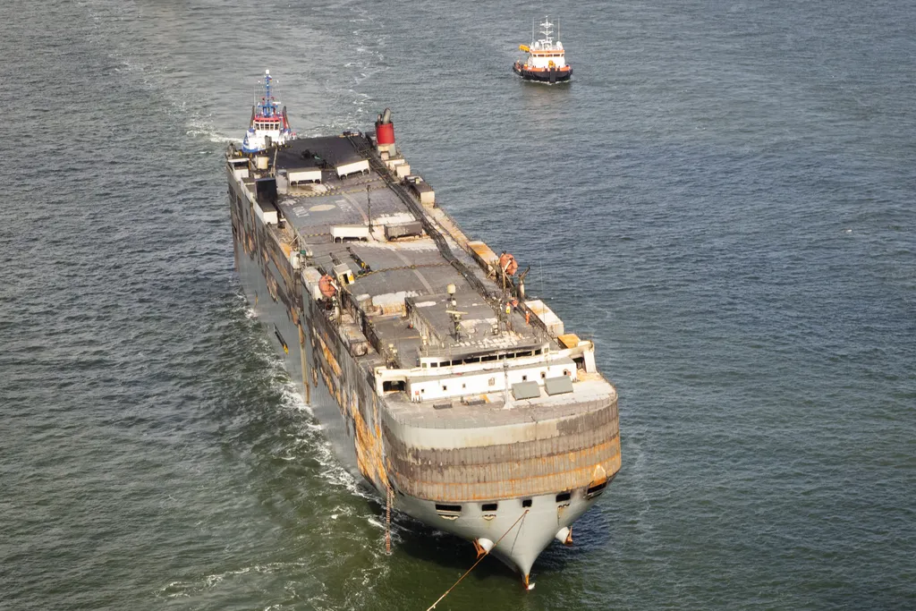 transport accident fire Horizontal Partra vontat kiégett teherhajó hajó Hollandia Fremantle Highway teherhajó Eemshaven kikötő 