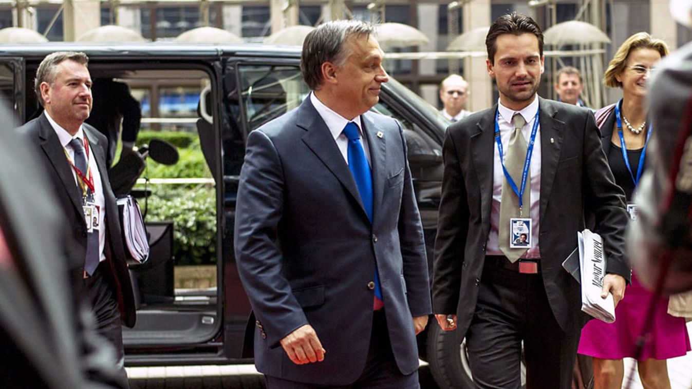Orbán Viktor érkezik az Európai Unió csúcstalálkozójára Brüsszelben, melette Havasi Bertalan, a kormányfő sajtófőnöke