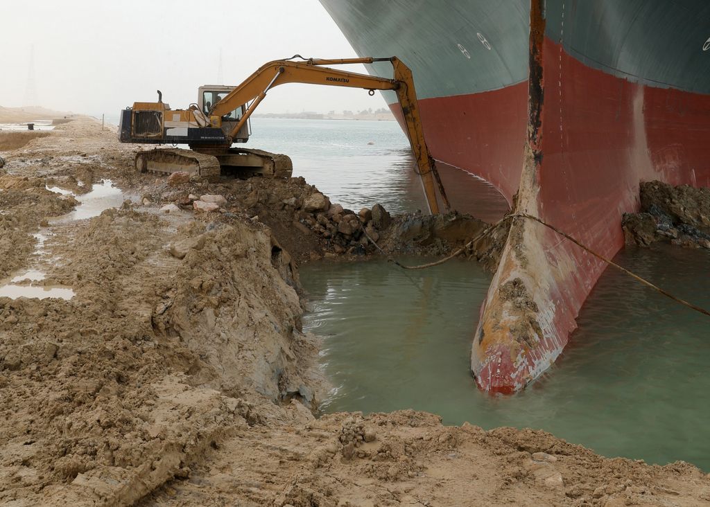 Képeken a Szuezi-csatornában elakadt konténerszállító óriáshajó, hajó, konténer, beszorult 