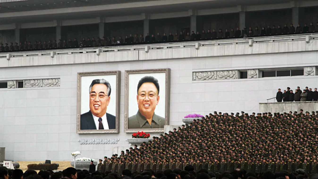 Phenjan, 2013. február 14.Katonák és tisztek a phenjani Kim Ir Szen téren 2013. február 14-én, az ország harmadik kísérleti atomrobbantása alkalmából rendezett ünnepségen. Kim Ir Szen (b) és Kim Dzsong Il néhai észak-koreai vezetők portréi
