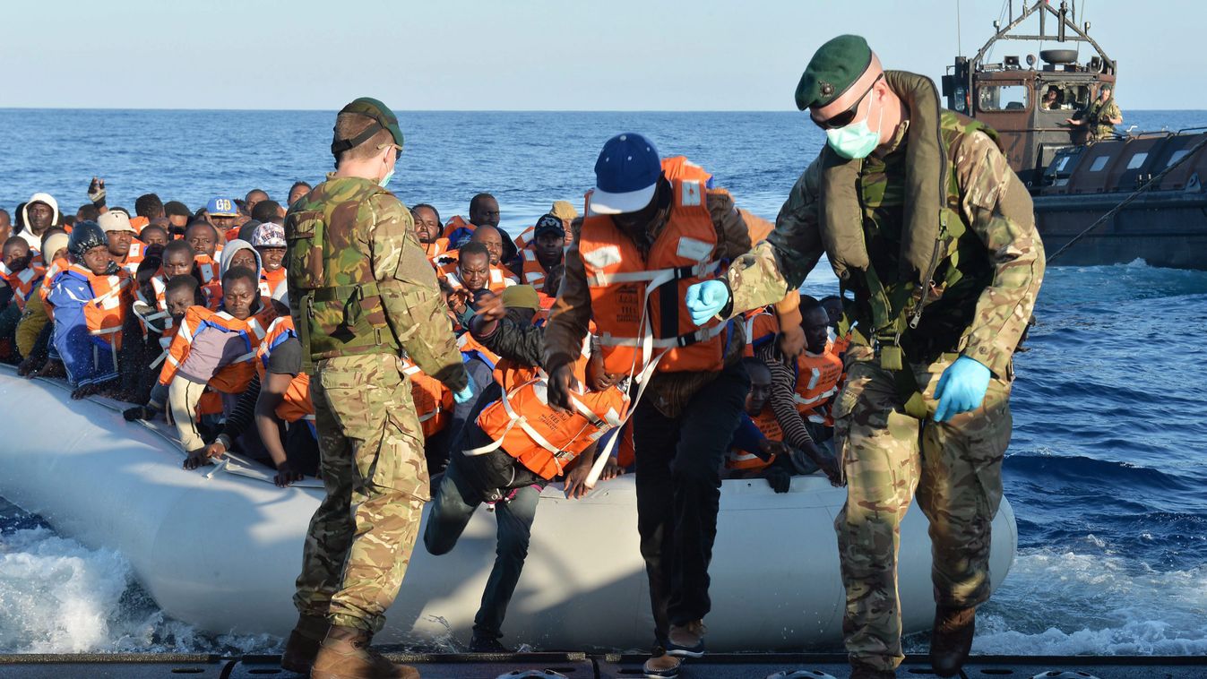 Földközi-tenger, 2015. május 13.
A brit védelmi minisztérium (MOD) által közreadott kép a Földközi-tengerből kimentett észak-afrikai menekültekről, amint felszállnak a Brit Királyi Haditengerészet HMS Bulwark nevű partraszálló-hordozó hajójának a fedélzet