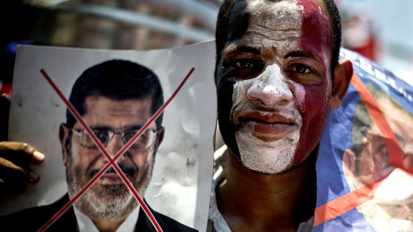 Tüntető a Tahrir téren, Mohamed Morsi elnök és a muszlim testvériség ellen tüntettek Kairóban, Egyiptom