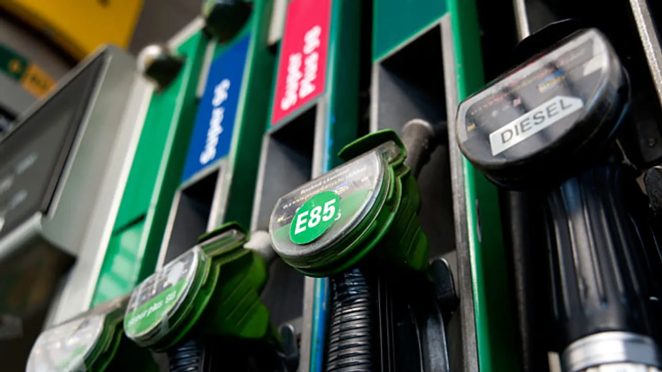 benzin, E85, üzemanyag, áremelés, alternatív üzemanyag, töltőpisztoly egy budapesti benzinkúton 