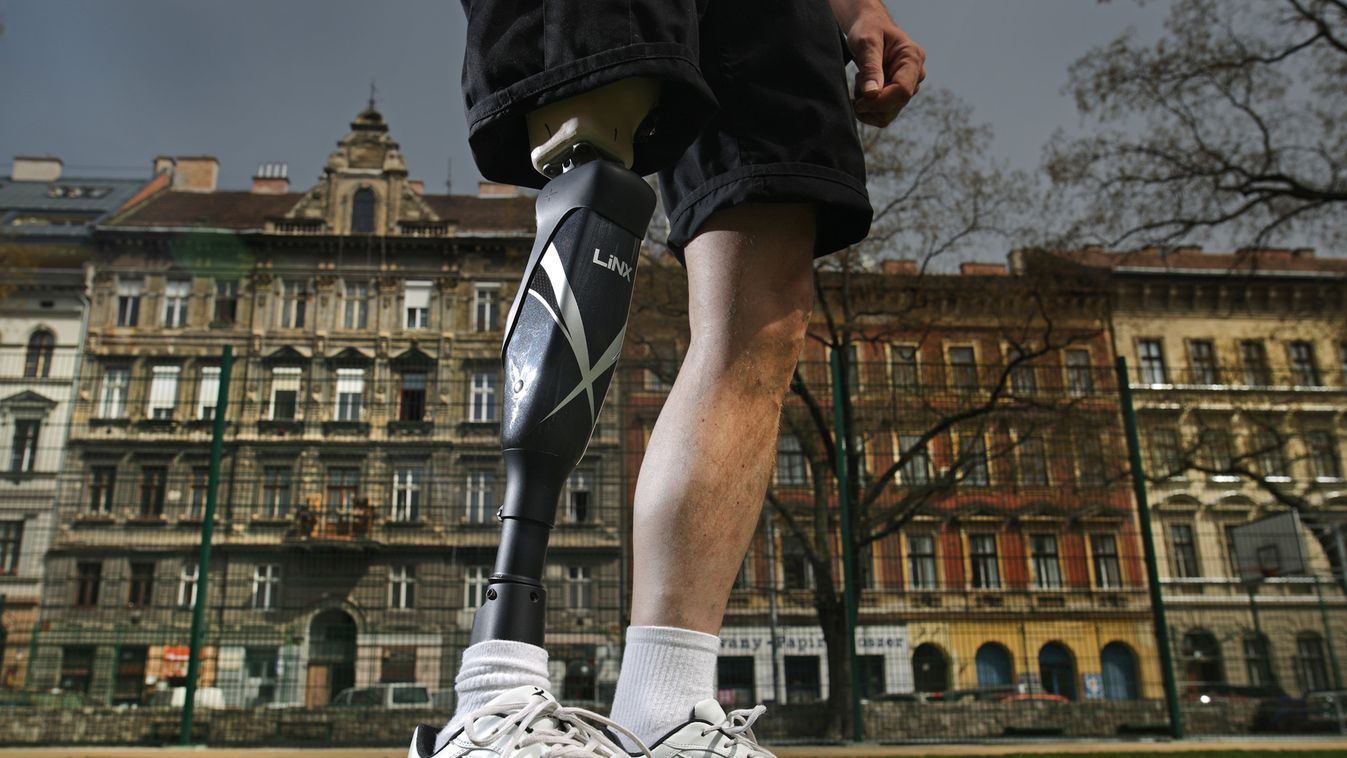 Turai László ortopéd műszerész teszteli az első "robotlábat", az Ortoprofil Linxet 2016 április 6-án. A láb bluetooth kapcsolattal tesztelhető, állítható, mikromotorok és hidraulika segítségével teszi természetesebbé a művégtaggal való járást. Turai Lászl