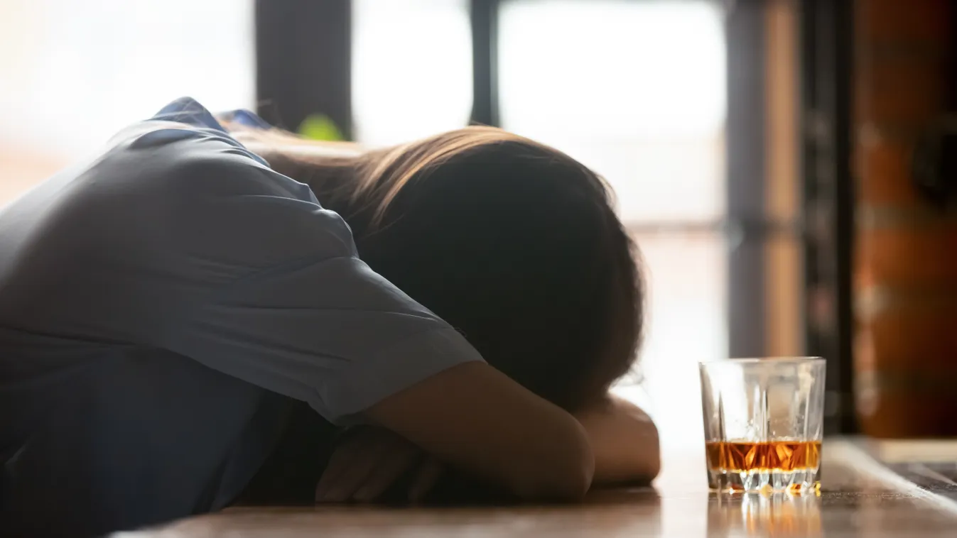 részeg nő fekszik a bárpulton alkohol egyedül ivó 