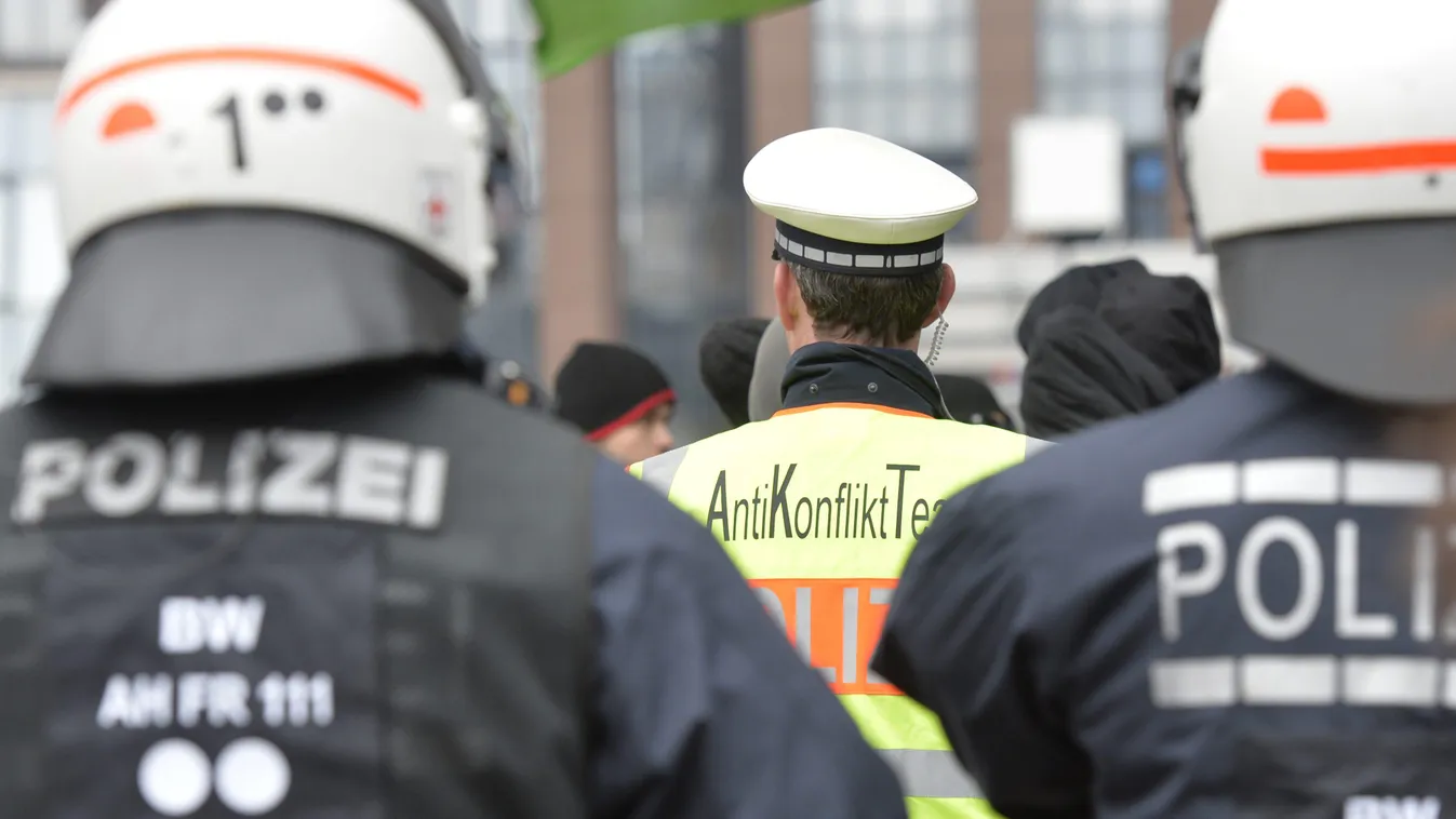 Police officers  in Freiburg AntiKonfliktTeam Deeskaltion Deeskaltionsteam Gewaltmonopol des Staates Gewaltvermeidung Polizei Polizeibamter Polizeieinsatz Polizeipraesenz Polizist Polizisten Polizisten mit Helm Rechtsstaat Schriftzug Polizei Sicherheit UN