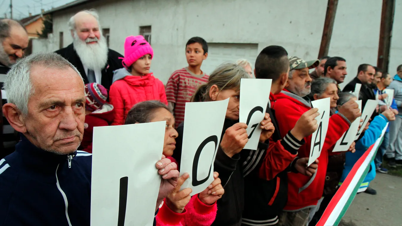 Miskolc, 2015. március 15.
Résztvevők a Számozott Március elnevezésű demonstráción Miskolcon 2015. március 15-én. A résztvevők a Miskolcon zajló kitelepítések ellen tiltakoztak és jelképesen lezárták a telepre vezető egyik utcát élőlánccal és piros-fehér-