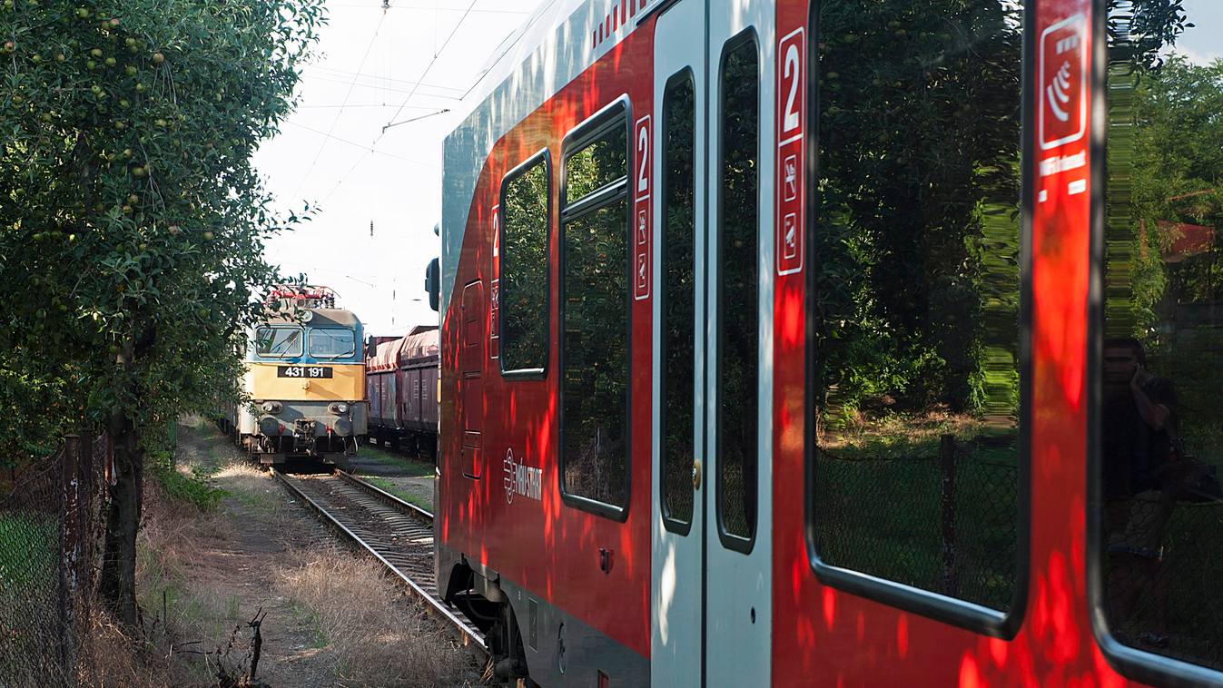 Dunakeszi, 2014. július 19.
Két személyvonat áll egymással szemben Dunakeszin a szélső vágányon 2014. július 19-én. A Szobról Budapest-Nyugati pályaudvarra tartó vonat eddig tisztázatlan körülmények között áthaladt a biztosítóberendezés vörös jelzésén és 