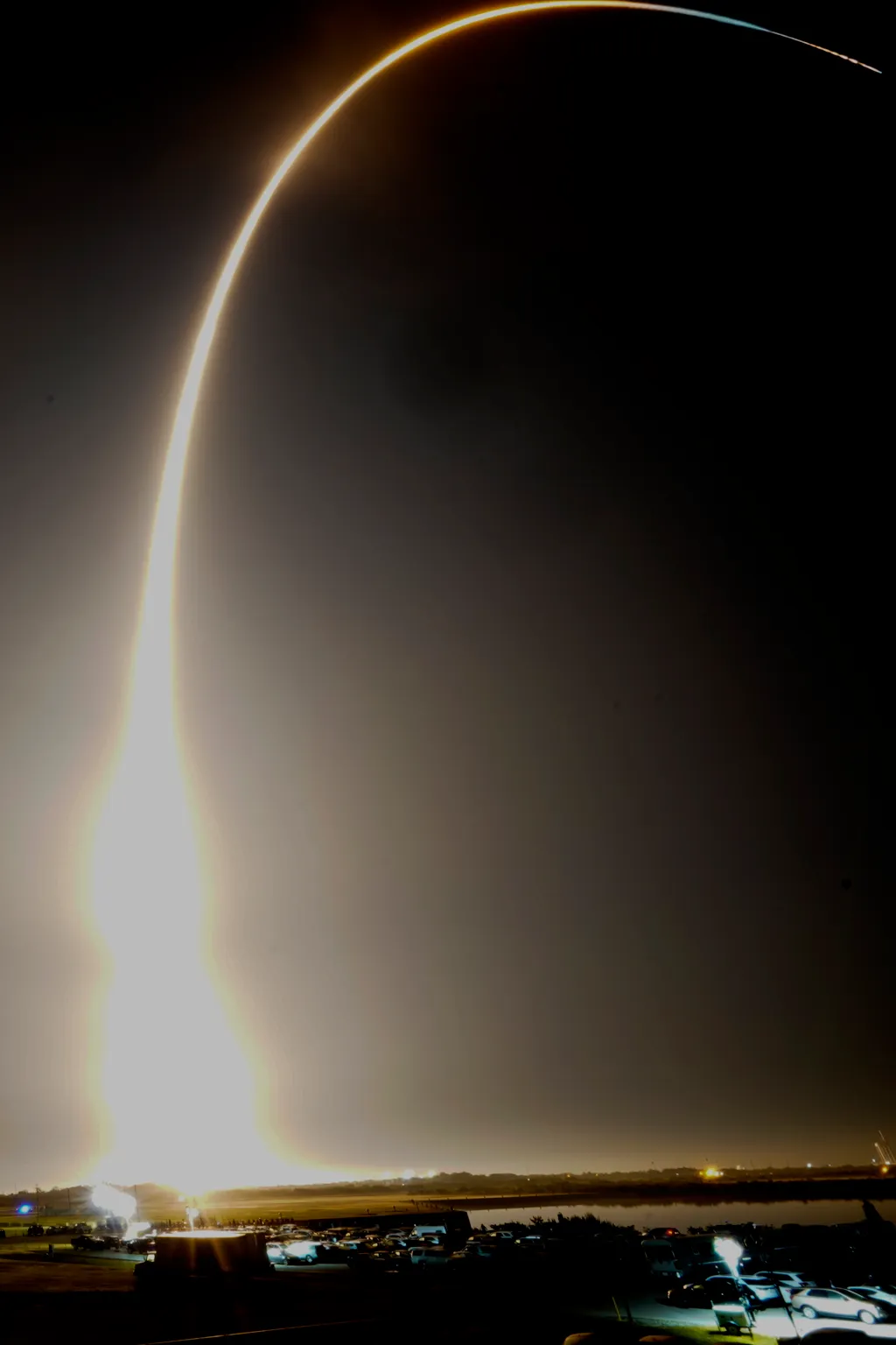 Amerikai holdrakéta tesztje
Az Orion amerikai Hold-űrhajó egy Artemis hordozórakétával összekapcsolva elindul a Kennedy Űrközpont kilövőállásáról a floridai Cape Canaveralben 2022. november 16-án. Az űrhajó fedélzetén csak három kísérleti bábu utaz 