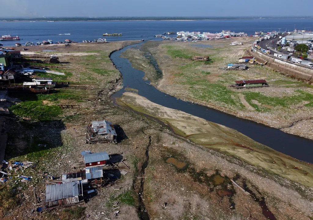 Aszály Brazília kiszáradt Rio Negro folyó Rio Negro folyó szeméttel borított medrében, Manaus városban 2023. szeptember 26-án.
MTI/AP/Edmar Barros 