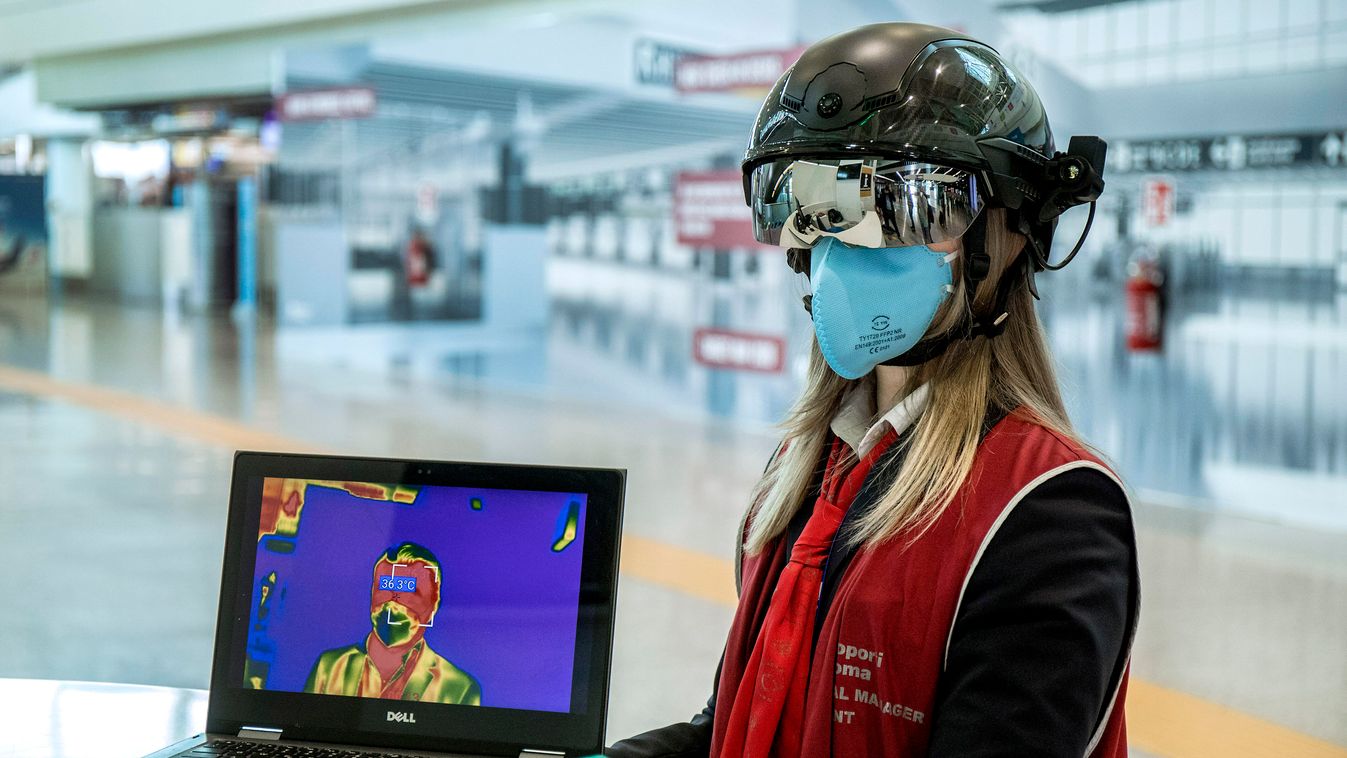 Róma, 2020. május 6.
Az utasok testhőmérsékletének mérése alkalmas ’okossisakot’ visel egy nő a fiumicinói Leonardo Da Vinci repülőtéren 2020. május 6-án, a koronavírus-járvány idején.
MTI/AP/LaPresse/Roberto Monaldo 