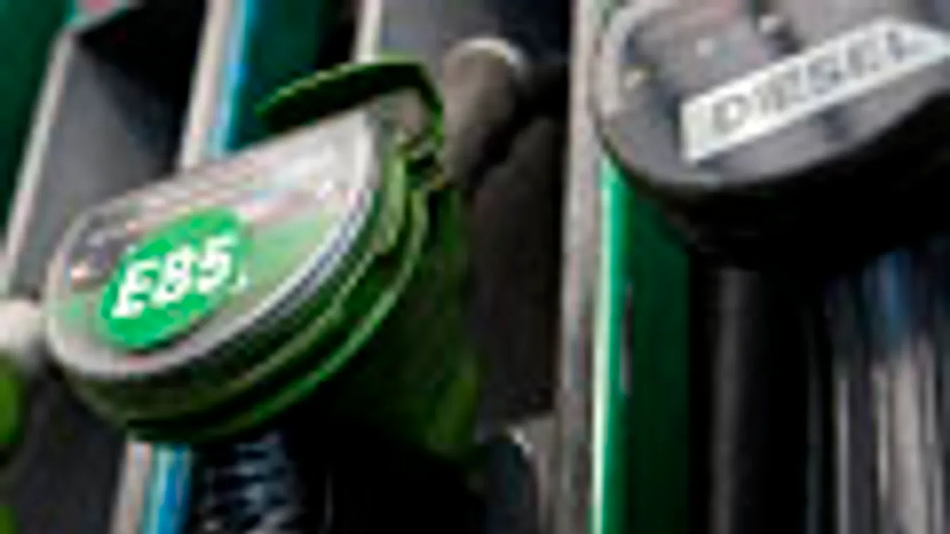 bioetanol, E85, üzemanyag, áremelés, alternatív üzemanyag, töltőpisztoly egy budapesti benzinkúton
