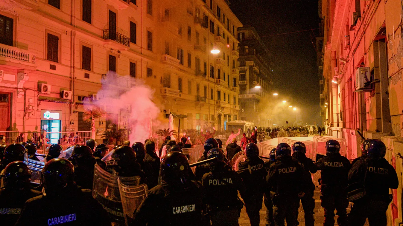 Nápoly, 2020. október 24.
Tüntetők és rendőrök összecsapnak a koronavírus-járvány terjedése miatt elrendelt kijárási tilalom ellen tartott demonstráción az olaszországi Nápolyban 2020. október 23-án.
MTI/AP/LaPresse/Alessandro Pone 