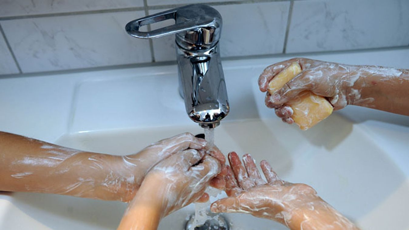 baktériumok a kézen, kézmosás, gyerekek kezet mosnak 