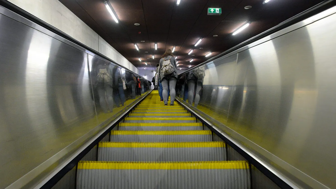 metróállomás mozgólépcső Budapest, 2015. április 13.
Utasok a mozgólépcsőn a 4-es metró Fővám téri állomásán 2015. április 13-án.. Ezen a napon az utasforgalomban is elkezdték tesztelni a 4-es metró automata vonatirányító rendszerét. A kéthetes teszt sorá