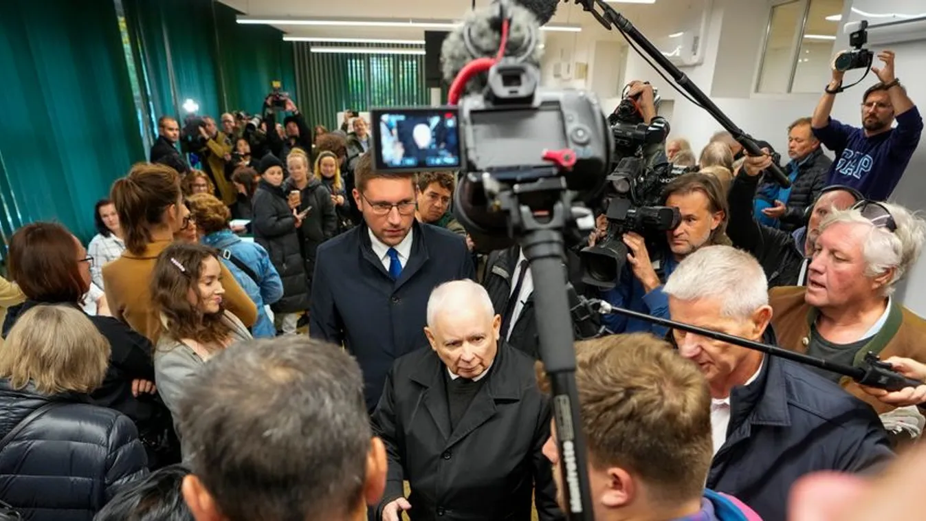 aroslaw Kaczynski lengyel miniszterelnök-helyettes, a Jog és Igazságosság Pártjának (PiS) elnöke (k) távozik egy varsói szavazóhelyiségből, miután szavazott a lengyel parlamenti választásokon 2023. október 15-én (Fotó: MTI/AP/Petr David Josek) 