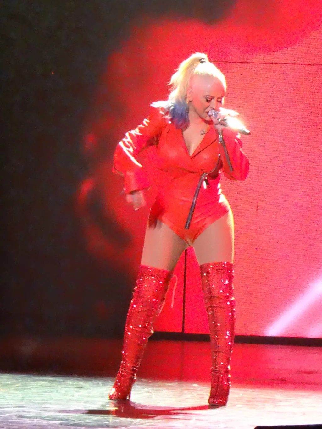 Christina Aguilera vad bőrszerkóban villantotta meg dús idomait - Fotó 