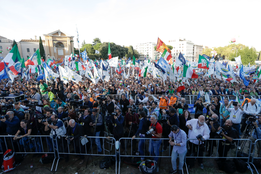 BERLUSCONI, Silvio; SALVINI, Matteo
Róma, 2019. október 19.
Résztvevők az Olasz büszkeség címmel szervezett jobboldali demonstráción Rómában 2019. október 19-én. A rendezvényt Matteo Salvini volt olasz belügyminiszter, az ellenzéki Északi Liga párt elnöke