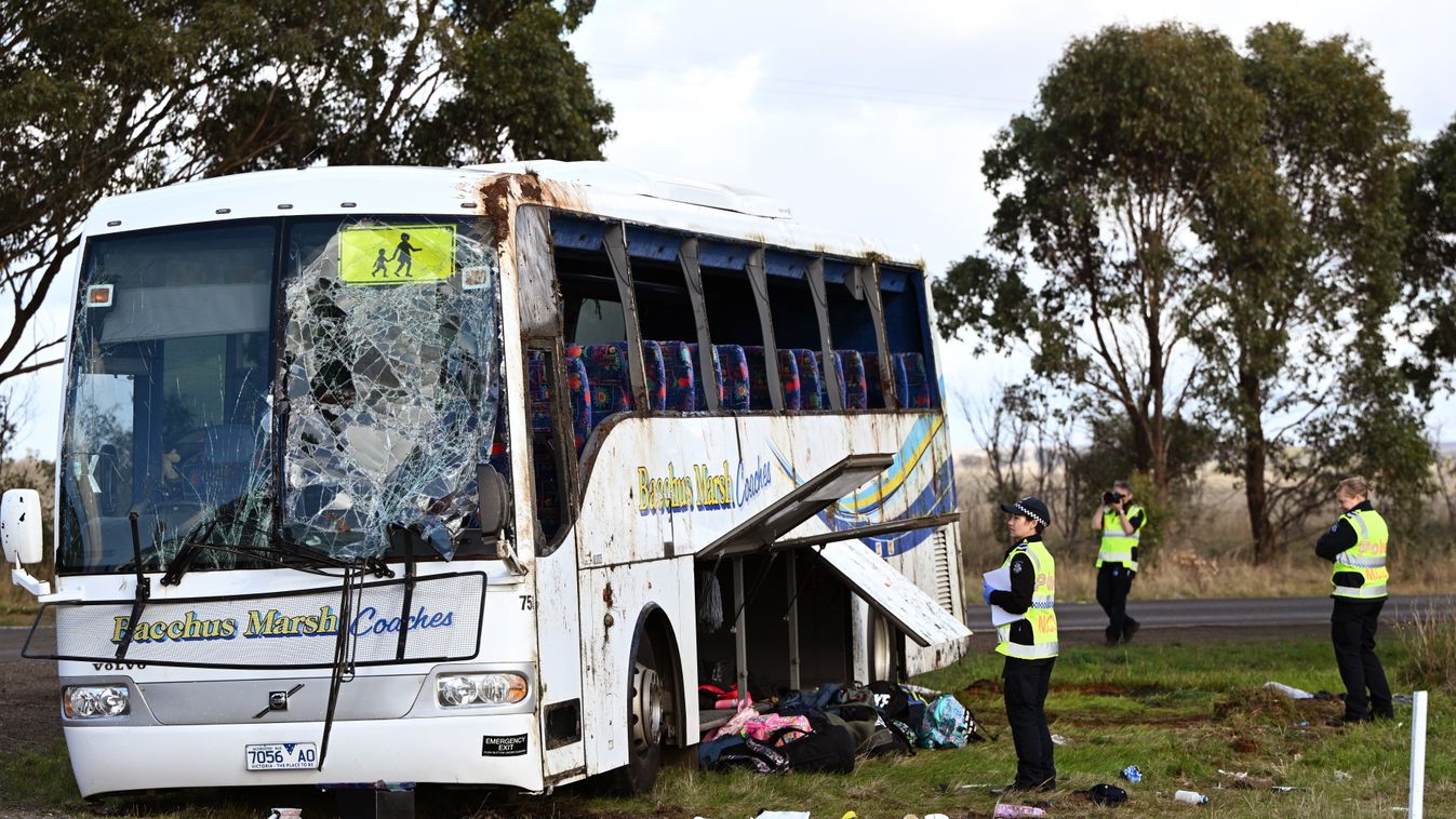 busz,, baleset, buszbaleset, ausztrália, Melbourne, 2023. 05. 17.,  teherautó, iskolabusz, felborult, hét gyermek súlyosan megsérült 