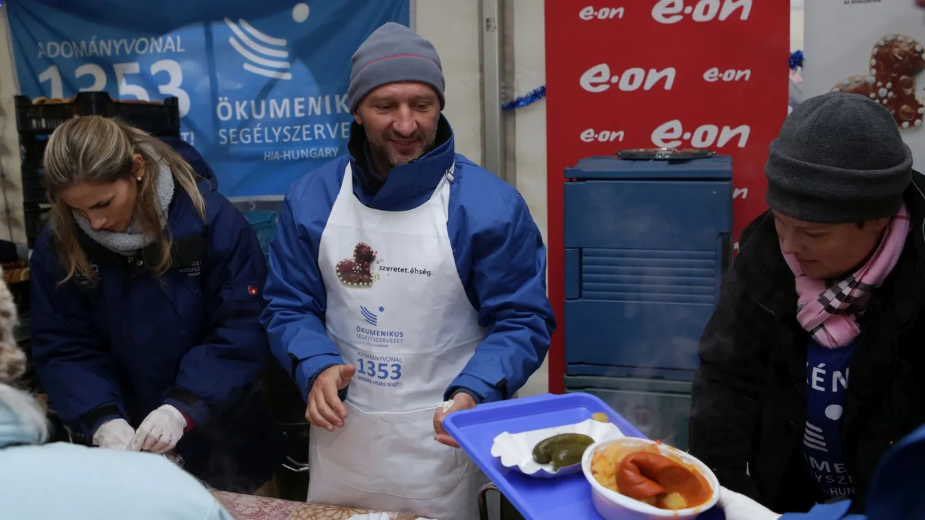 Ökumenikus Segélyszervezet ételosztás Csepelen Kokó és Gyurta Dani segítségével, majd rászoruló család látogatása a X. kerületben 2016 december 21-én Ökumenikus Segélyszervezet ételosztás Csepelen Kokó és Gyurta Dani segítségével, majd rászoruló család lá