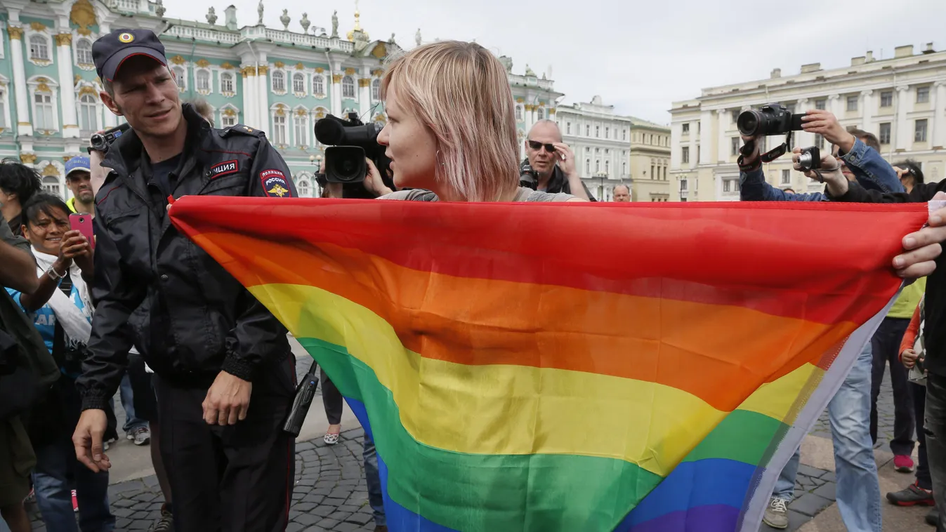 Szentpétervár, 2015. augusztus 2.
Egy melegjogi aktivista egy szivárványszínű zászlóval tüntet Szentpéterváron a légideszantos erők (VDV) napja alkalmából rendezett ünnepségen 2015. augusztus 2-án. A rendfenntartók később több melegjogi aktivistát is őriz