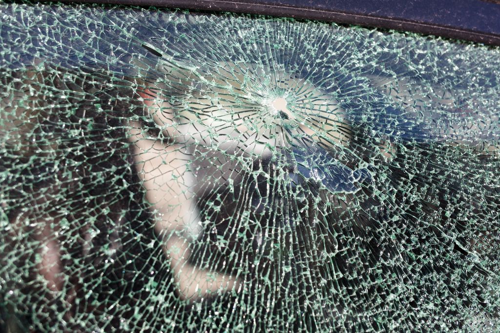 Ukrán válság 2022, ukrán, orosz, háború, Ukrajna, Kijev, betörött autó ablaküveg 